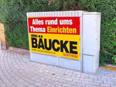 Werbefläche auf Schaltkasten der Deutschen Telekom AG